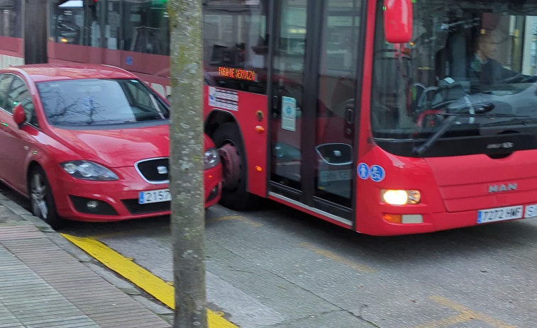 Fin al calvario de los vecinos y buses: la avenida de Os Mallos recuperará el aparcamiento en línea