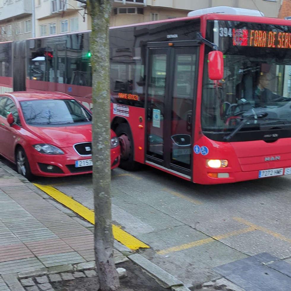 Fin al calvario de los vecinos y buses: la avenida de Os Mallos recuperará el aparcamiento en línea