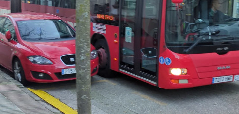 Fin al calvario de los vecinos y buses: la avenida de Os Mallos recuperará el aparcamiento en línea