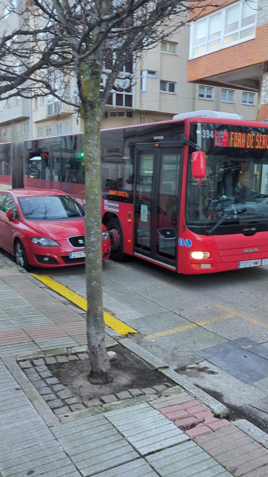 Fin al calvario de los vecinos y buses: la avenida de Os Mallos recuperará el aparcamiento en línea