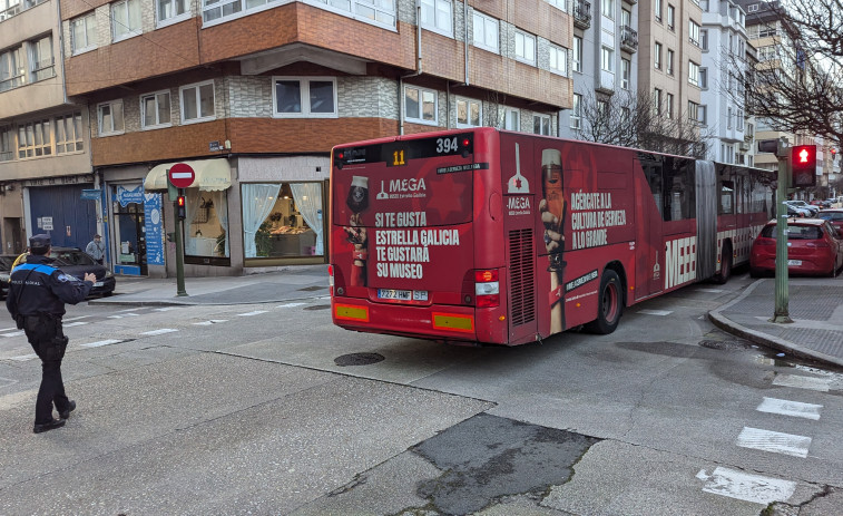 El bus número 11 se atasca en Os Mallos