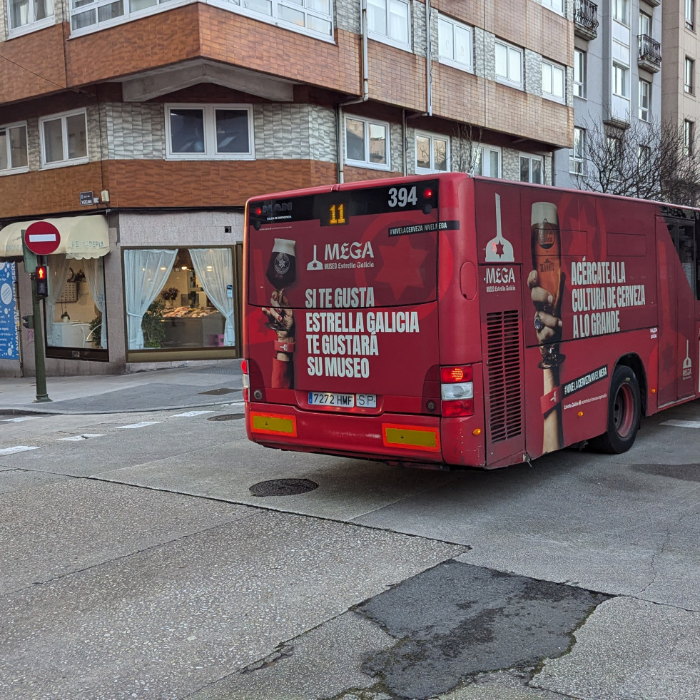 El bus número 11 se atasca en Os Mallos