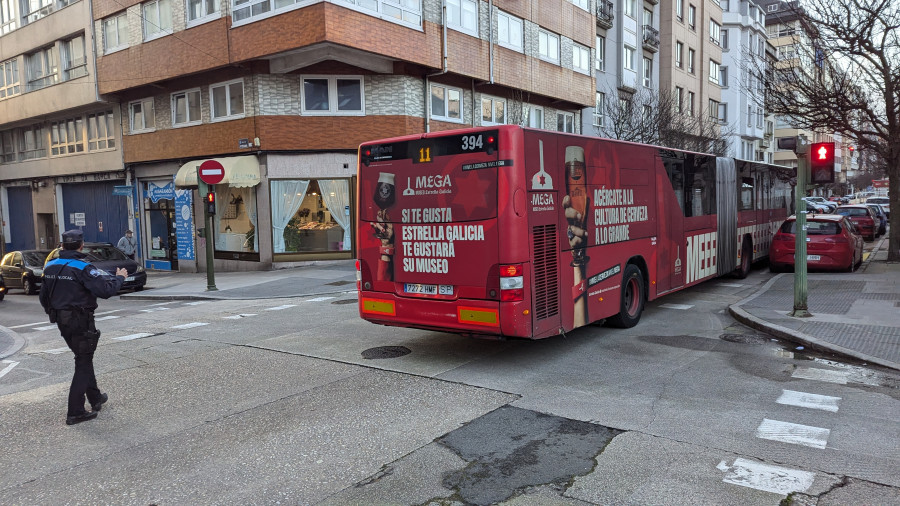 El bus número 11 se atasca en Os Mallos