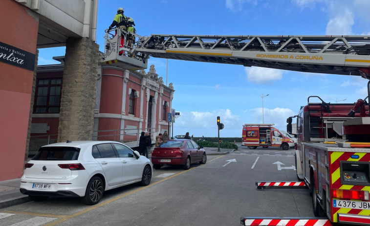 Los bomberos aseguran tejados y cornisas en A Coruña tras el paso de ‘Ivo’