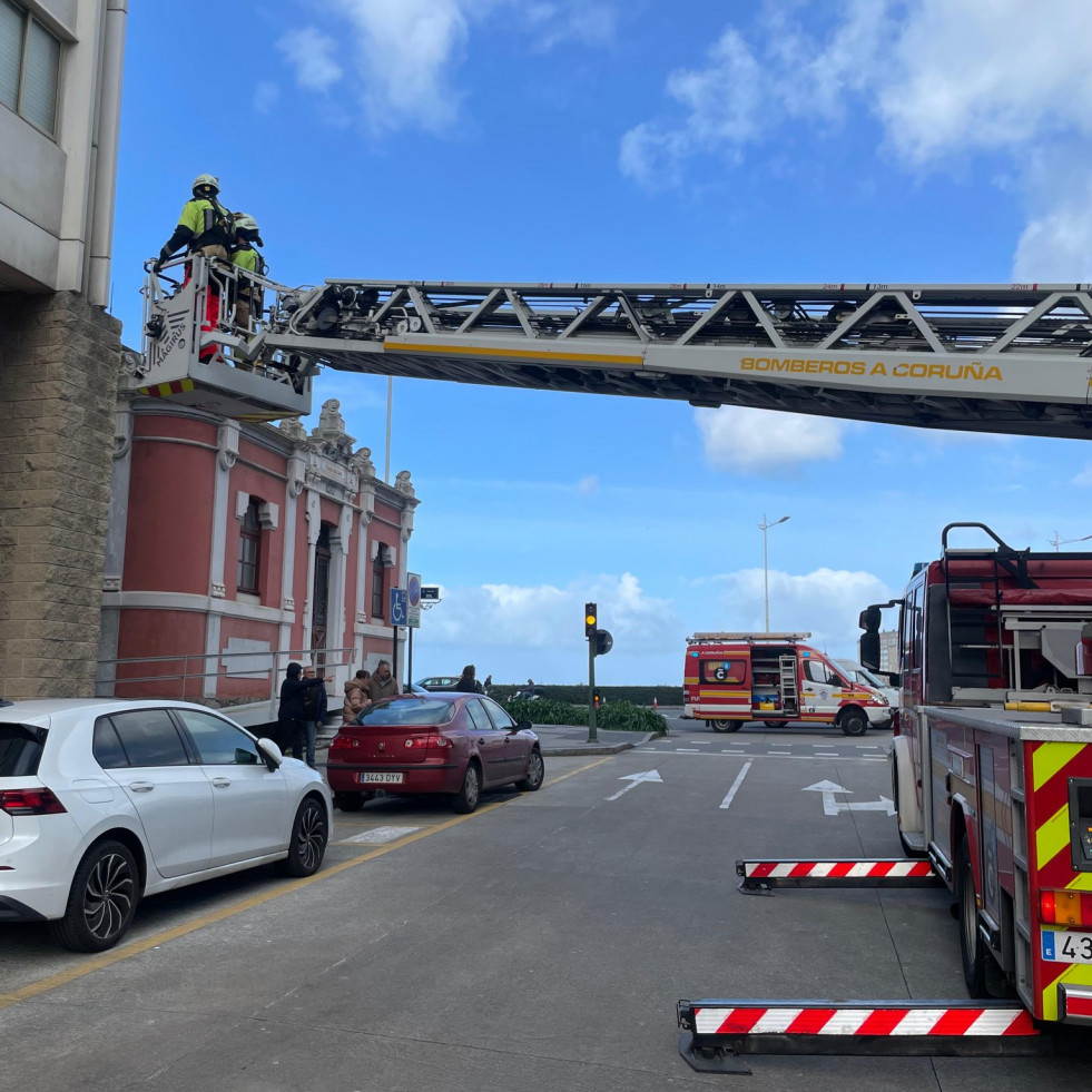 Los bomberos aseguran tejados y cornisas en A Coruña tras el paso de ‘Ivo’