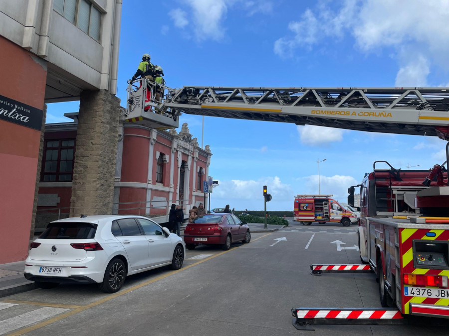 Los bomberos aseguran tejados y cornisas en A Coruña tras el paso de ‘Ivo’