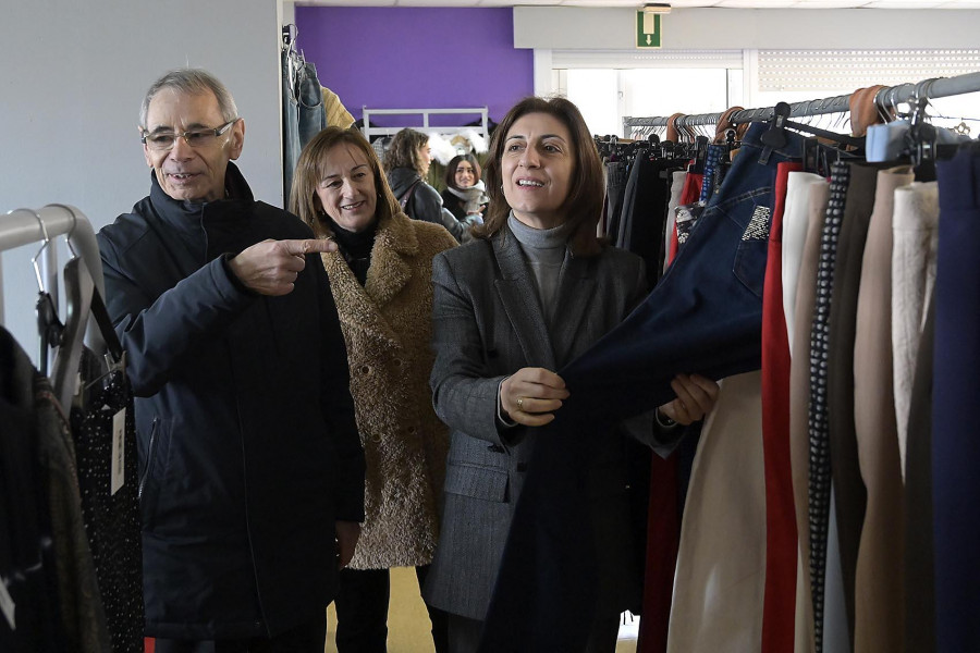 Reestrenar, la tienda solidaria de Padre Rubinos, necesita ropa de hombre: "El 90% que llega es de mujer"