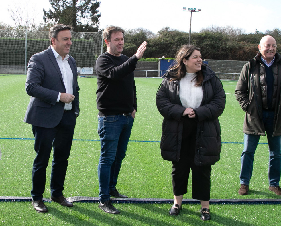 El presidente provincial, acompañado por el alcalde y la diputada de Plans, visitó el campo de fútbol de Carnoedo  Cedida