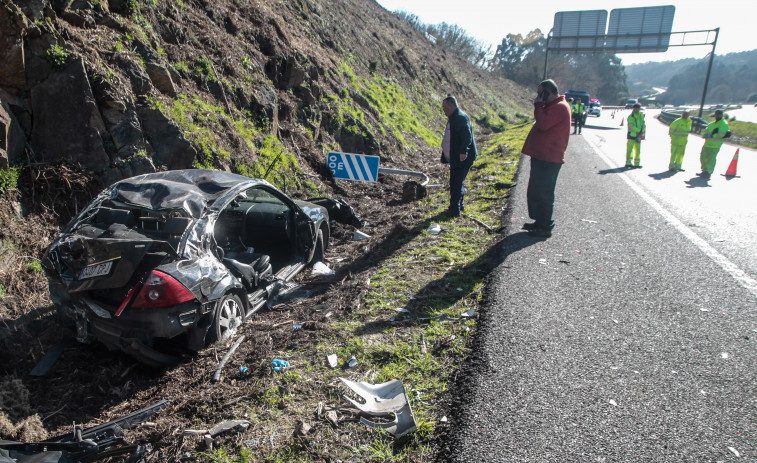 Dos personas resultan heridas al colisionar un coche y un camión en la A-6 en Cambre