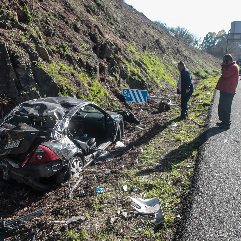 Dos personas resultan heridas al colisionar un coche y un camión en la A-6 en Cambre