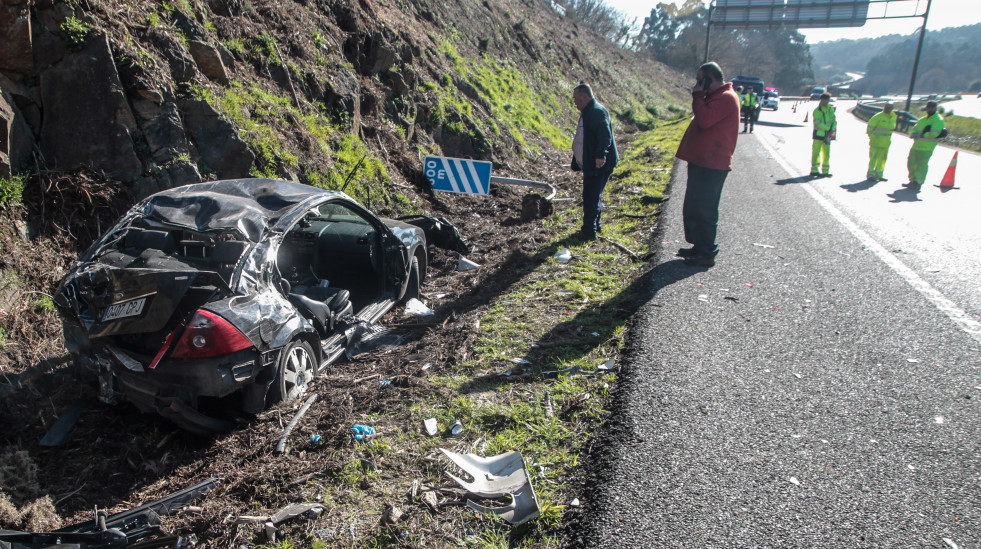 Dos personas resultan heridas al colisionar un coche y un camión en la A-6 en Cambre