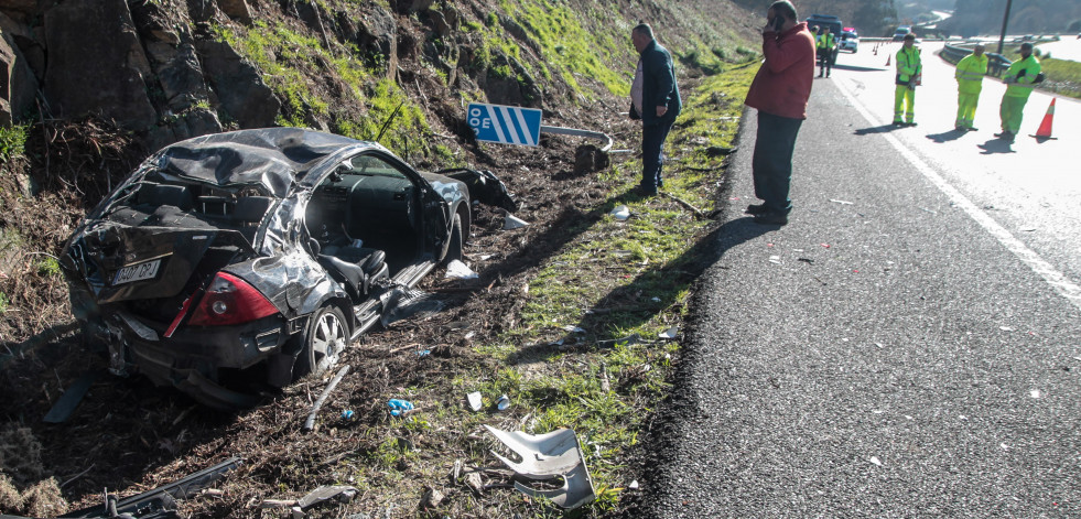 Dos personas resultan heridas al colisionar un coche y un camión en la A-6 en Cambre