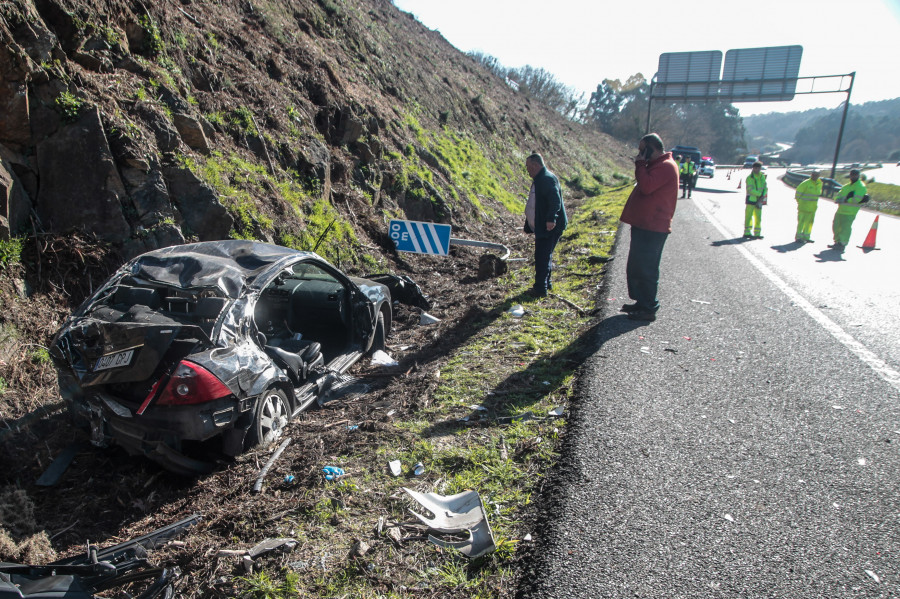 Dos personas resultan heridas al colisionar un coche y un camión en la A-6 en Cambre