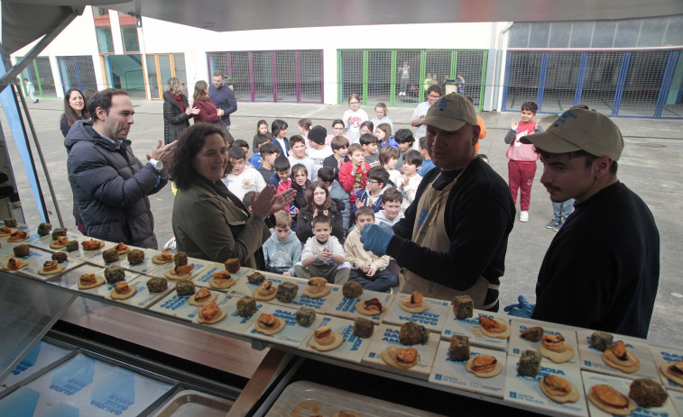 La marea de niños del Alborada de Elviña agota existencias de los productos gallegos que ‘Saben Amar’