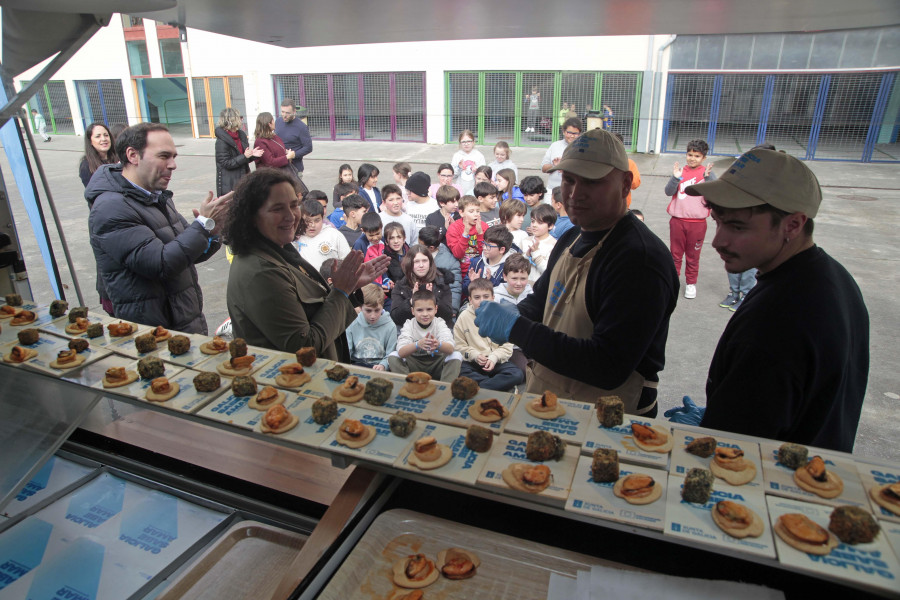 La marea de niños del Alborada de Elviña agota existencias de los productos gallegos que ‘Saben Amar’