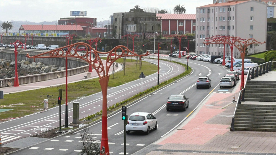 El joven ciclista que atropelló en el paseo a una mujer, ya identificado, se enfrenta a una sanción