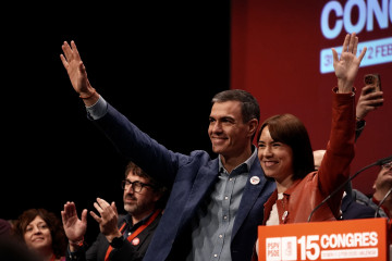 El secretario general del PSOE y presidente del Gobierno, Pedro Sánchez, y la secretaria general del PSPV-PSOE y ministra de Ciencia, Innovación y Universidades, Diana Morant, durante la inauguraci