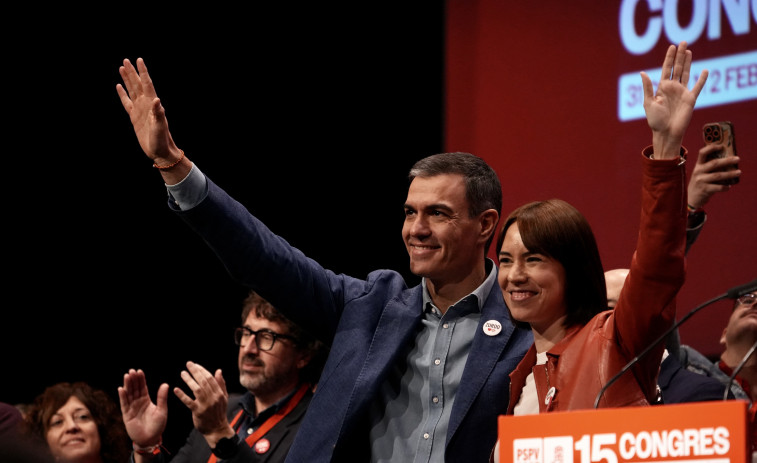 El PSOE arranca su congreso con imágenes de Ayuso, Milei o Meloni: 