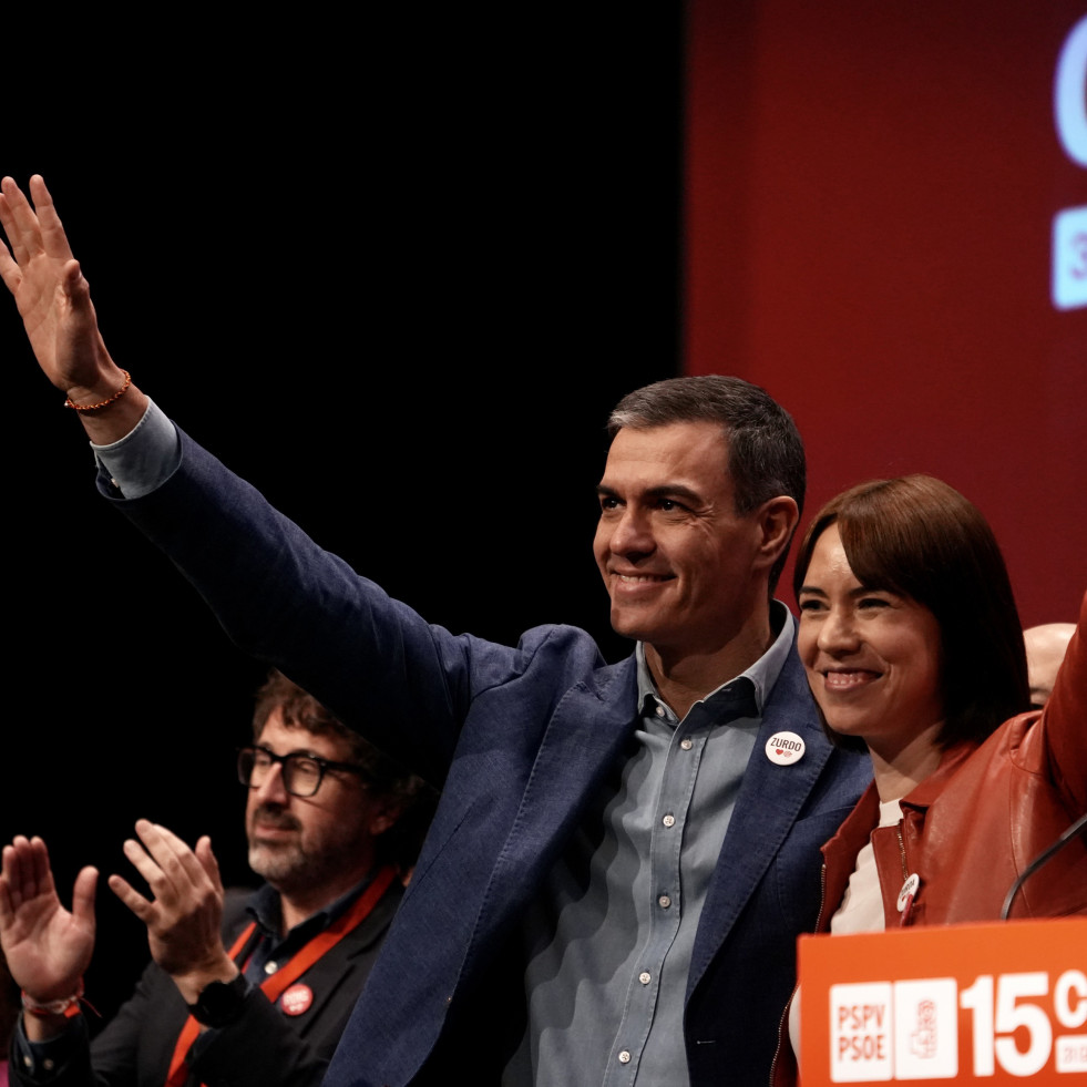 El PSOE arranca su congreso con imágenes de Ayuso, Milei o Meloni: 