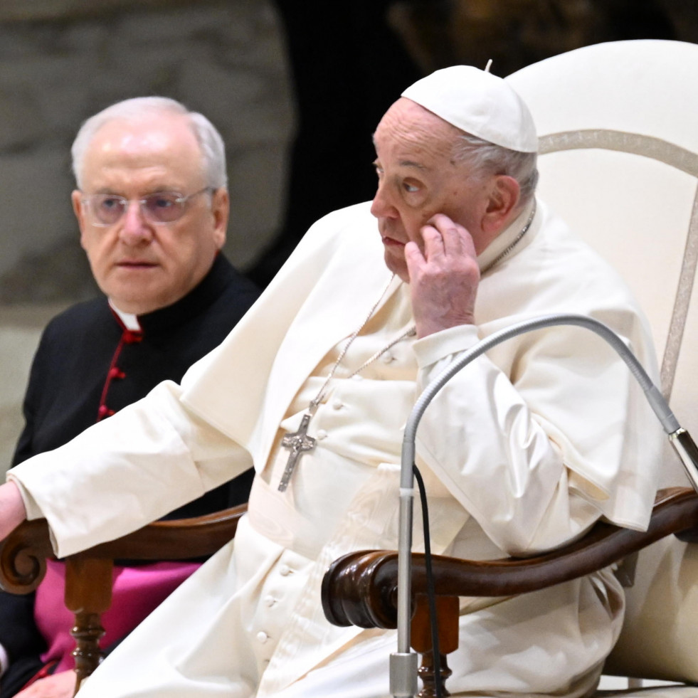 El papa se tambaleó tras romperse parte de su bastón cuando entraba en una audiencia