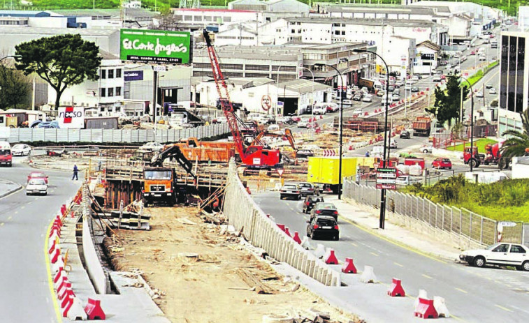 Hace 25 años | Comienzan las obras para construir el viaducto de la glorieta de A Grela