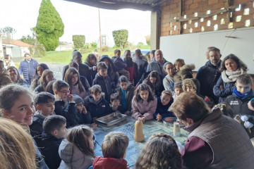 Los niños disfrutan con el arte de Remedios mientras elabora queso