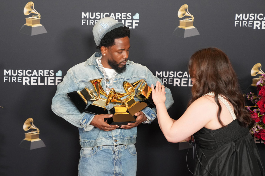 Kendrick Lamar se impone en los Grammy con cinco premios y Beyoncé se lleva el mejor álbum del año