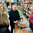 Miguel Lorenzo, Carmen No y Susana Catalán, durante su visita a Cuatro Caminos