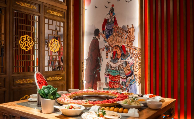 Espectáculo de la ópera de China mientras comes en un restaurante de A Coruña