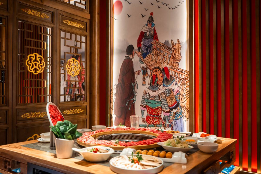 Espectáculo de la ópera de China mientras comes en un restaurante de A Coruña