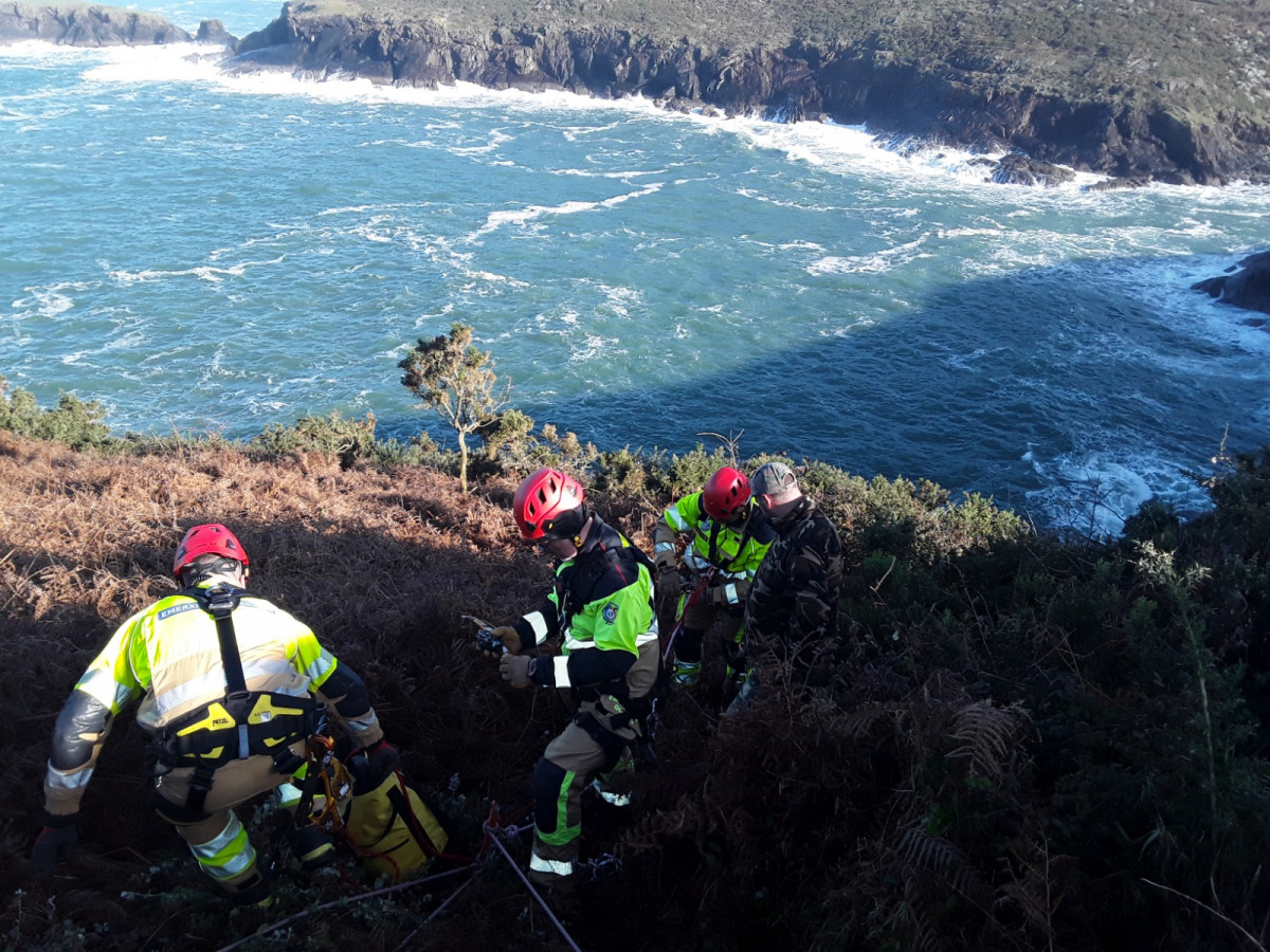 Rescate de un perro en Oleiros (1)