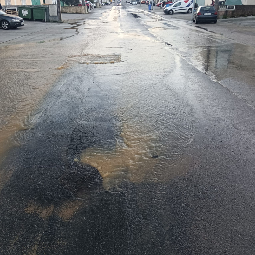 La rotura de una tubería obliga a cortar una de las calles  del Polígono de Bergondo