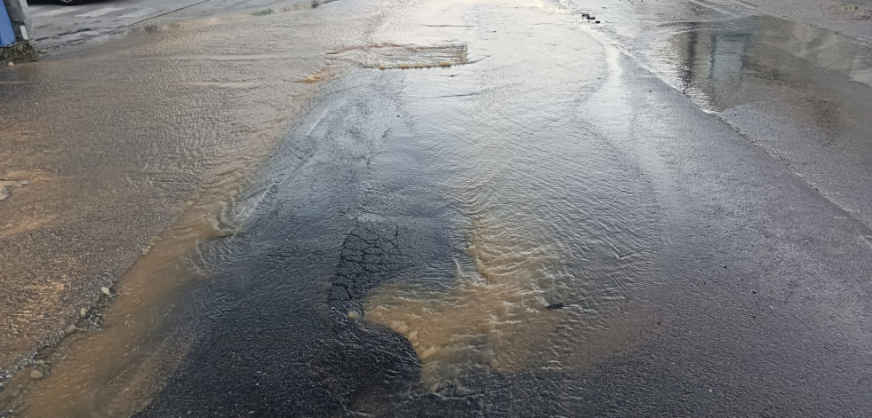 La rotura de una tubería obliga a cortar una de las calles  del Polígono de Bergondo