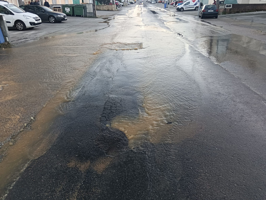 La rotura de una tubería obliga a cortar una de las calles  del Polígono de Bergondo