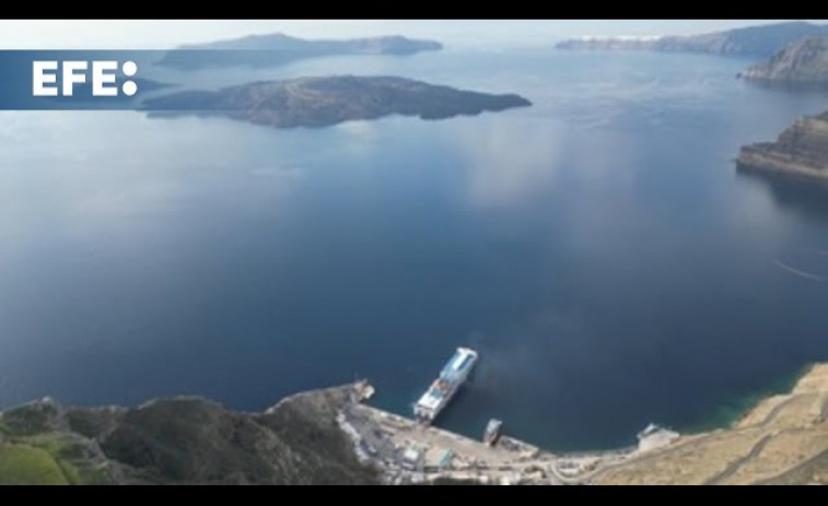 Miles de personas abandonan Santorini mientras los seísmos siguen sacudiendo la isla