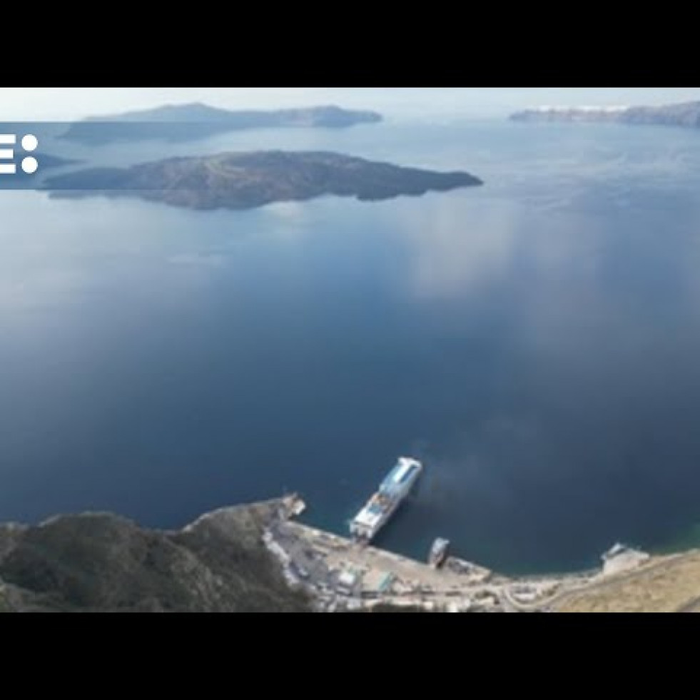 Miles de personas abandonan Santorini mientras los seísmos siguen sacudiendo la isla