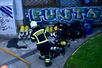 Un bombero trabaja en el incendio del piso de la calle Juan de la Cosa