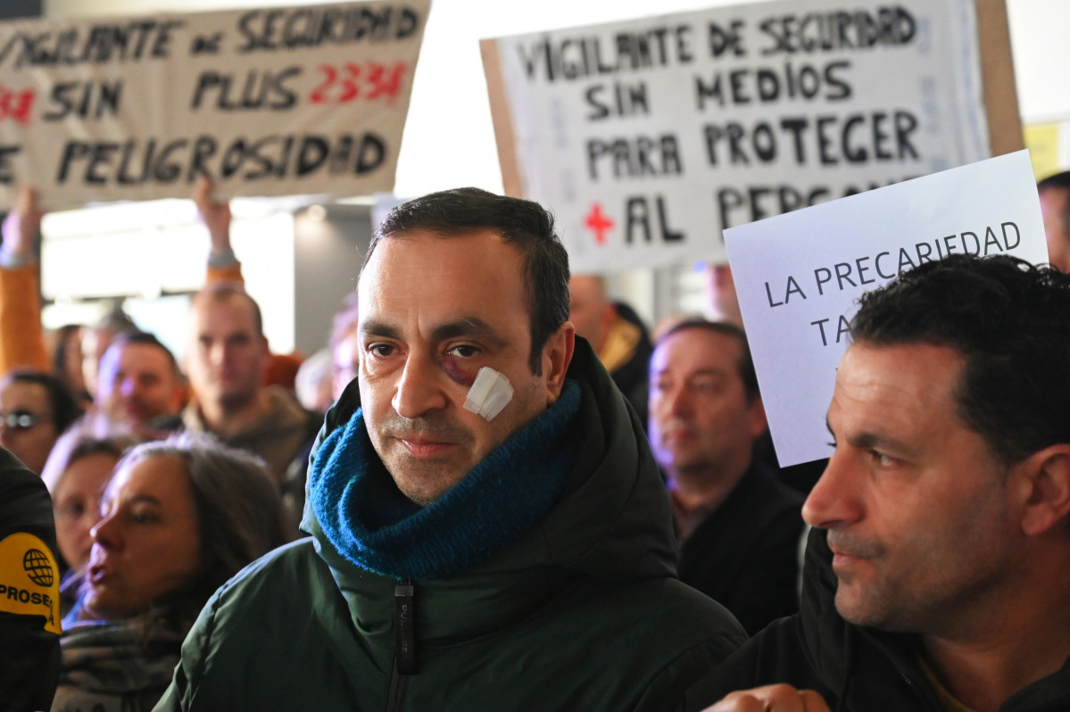 Concentración en el Chuac por el apuñalamiento de un enfermero y un vigilante de seguridad @ Pedro Puig (13)