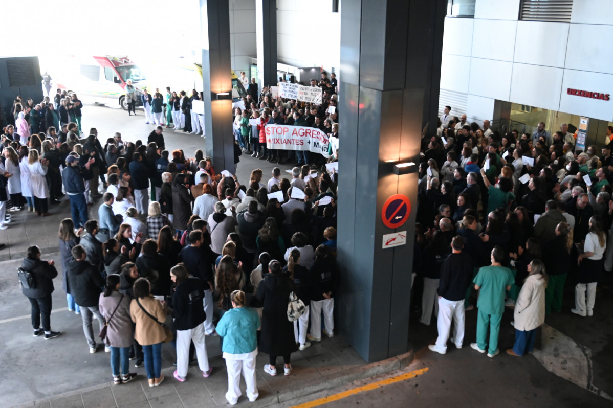 Concentración en el Chuac por el apuñalamiento de un enfermero y un vigilante de seguridad @ Pedro Puig (16)