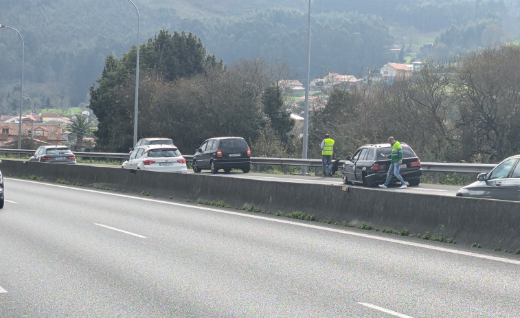 Un coche pierde una rueda en plena autopista