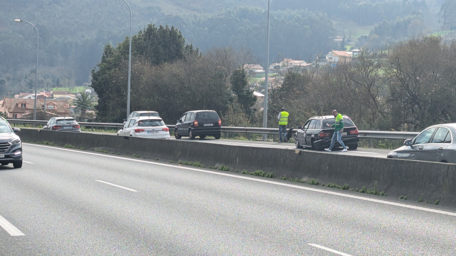 Un coche pierde una rueda en plena autopista