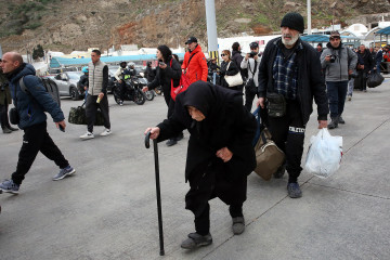 Santorini (Greece), 04/02/2025.- Residents and visitors leave the island due to the increased seismic activity, at the port of Athinios in Santorini, Greece, 04 February 2025. The municipality Thera (