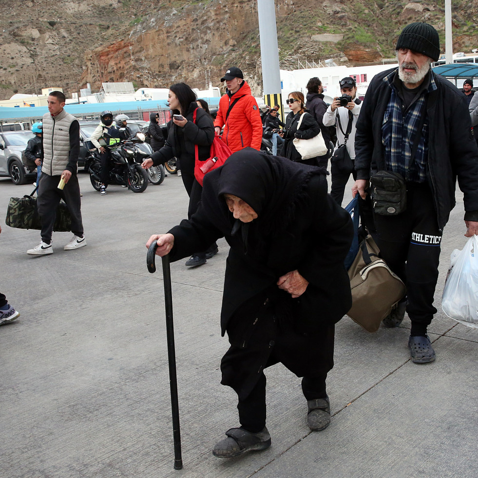 Miles de personas siguen huyendo de Santorini mientras los terremotos se suceden en la isla