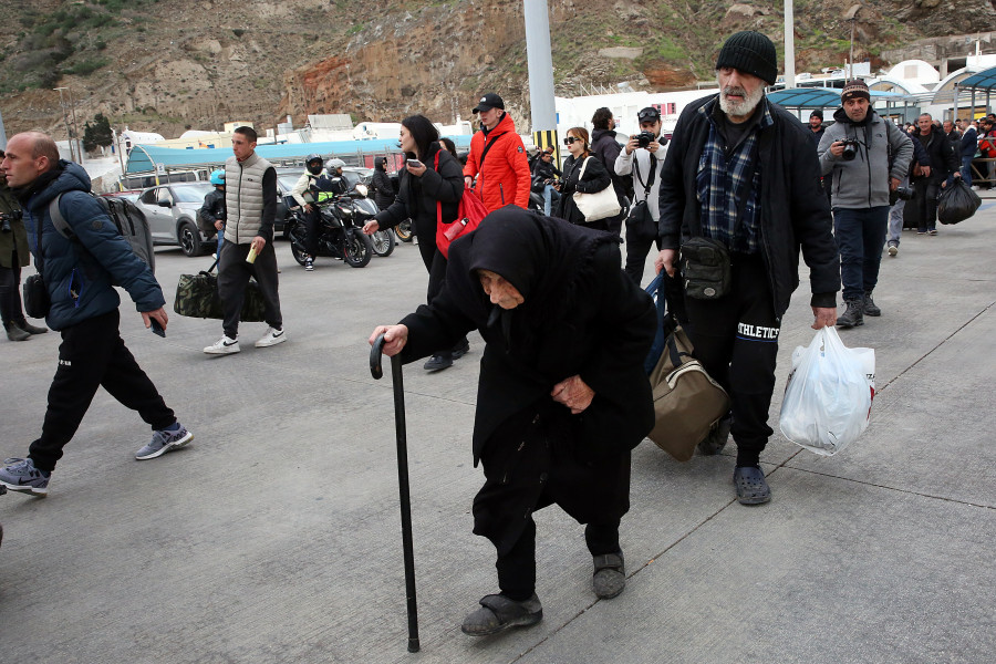 Miles de personas siguen huyendo de Santorini mientras los terremotos se suceden en la isla