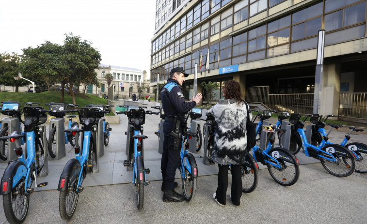 El Ayuntamiento comienza la campaña de seguridad vial para los usuarios de BiciCoruña