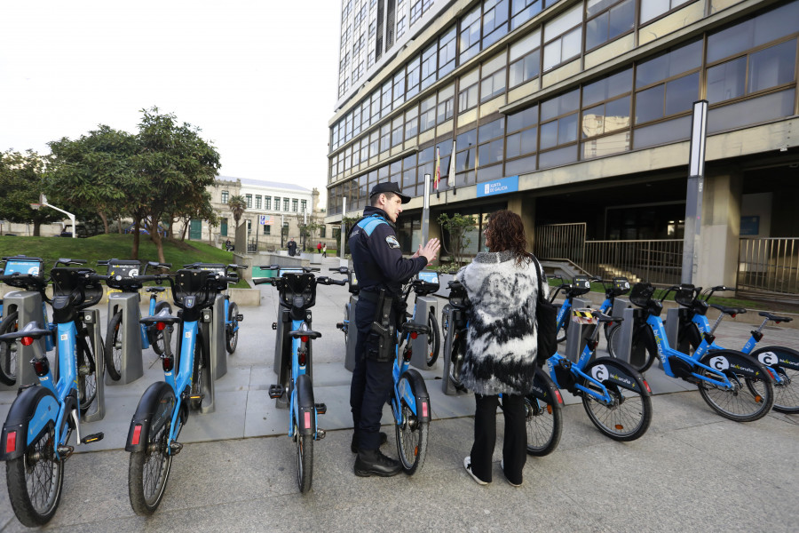 El Ayuntamiento comienza la campaña de seguridad vial para los usuarios de BiciCoruña