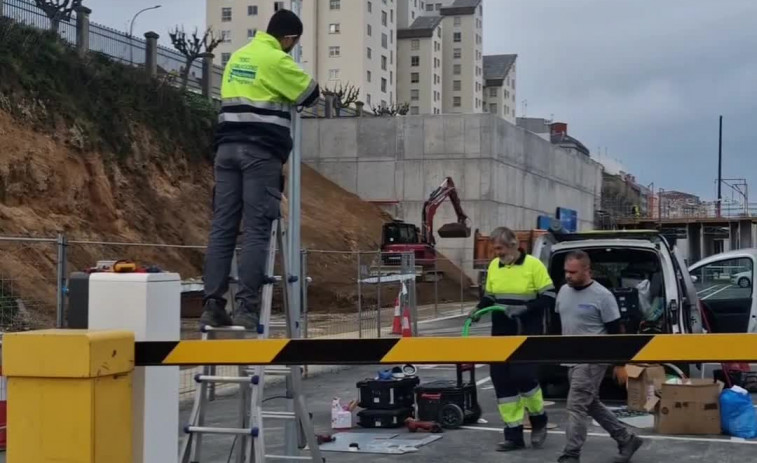 La estación de tren provisional estrena su parking, con acceso desde A Sardiñeira