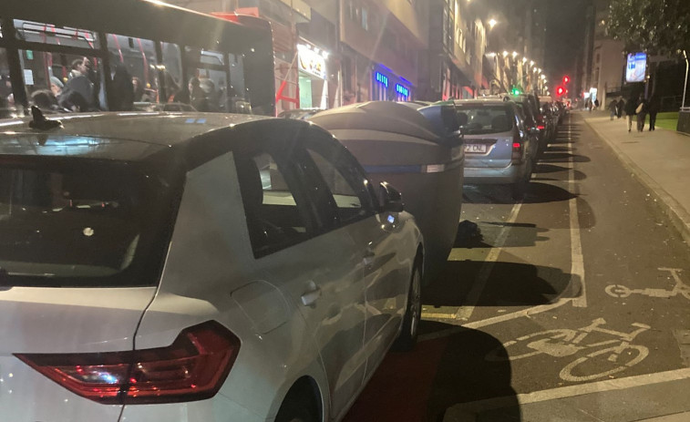 El carril bici de A Coruña se queda cerrado por incivismo