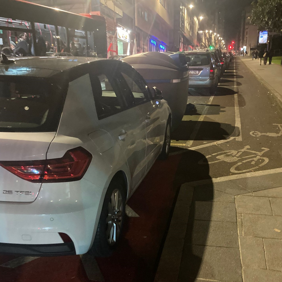 El carril bici de A Coruña se queda cerrado por incivismo