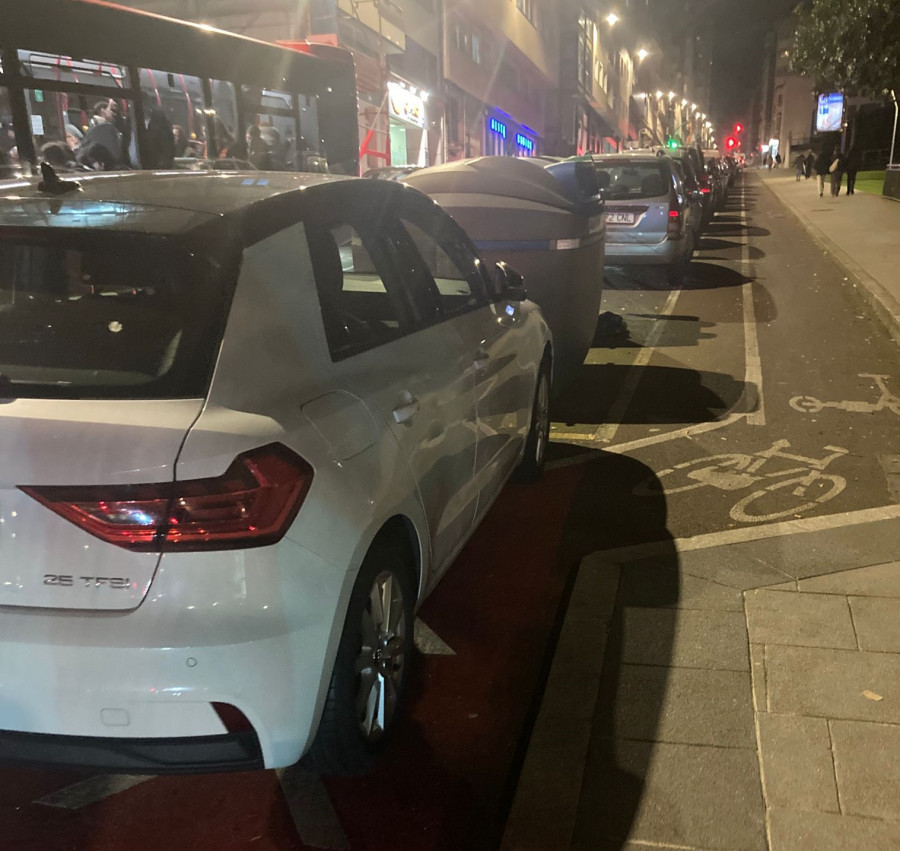 El carril bici de A Coruña se queda cerrado por incivismo